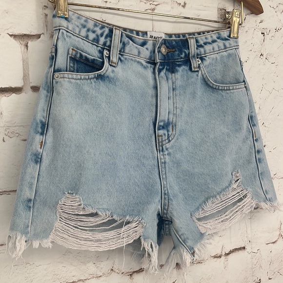 Princess Polly Light Denim Cut Offs, Size 2 - Picture 4 of 10